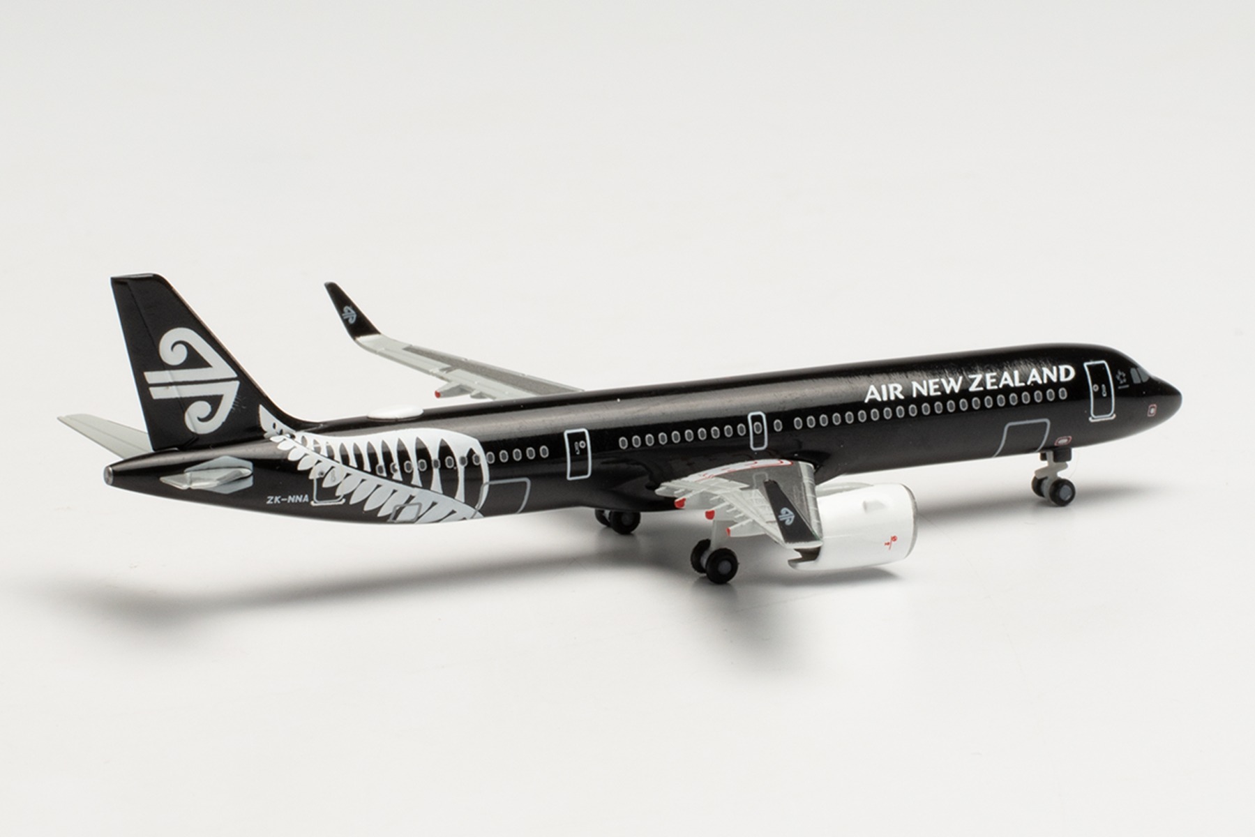 Herpa Wings 535878 - Air New Zealand Airbus A321neo - All black colors – ZK-NNA. 1:500