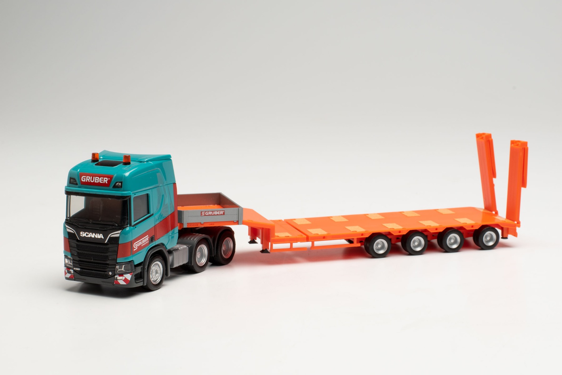 Herpa 314220 - Scania CR 20 HD 6x4 Semitieflade-Sattelzug - Gruber (Italien/Auer). 1:87