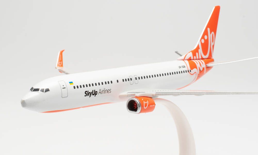 Herpa Wings Snap Fit 613187 - SkyUp Airlines Boeing 737-800 – UR-SQB. 1:200
