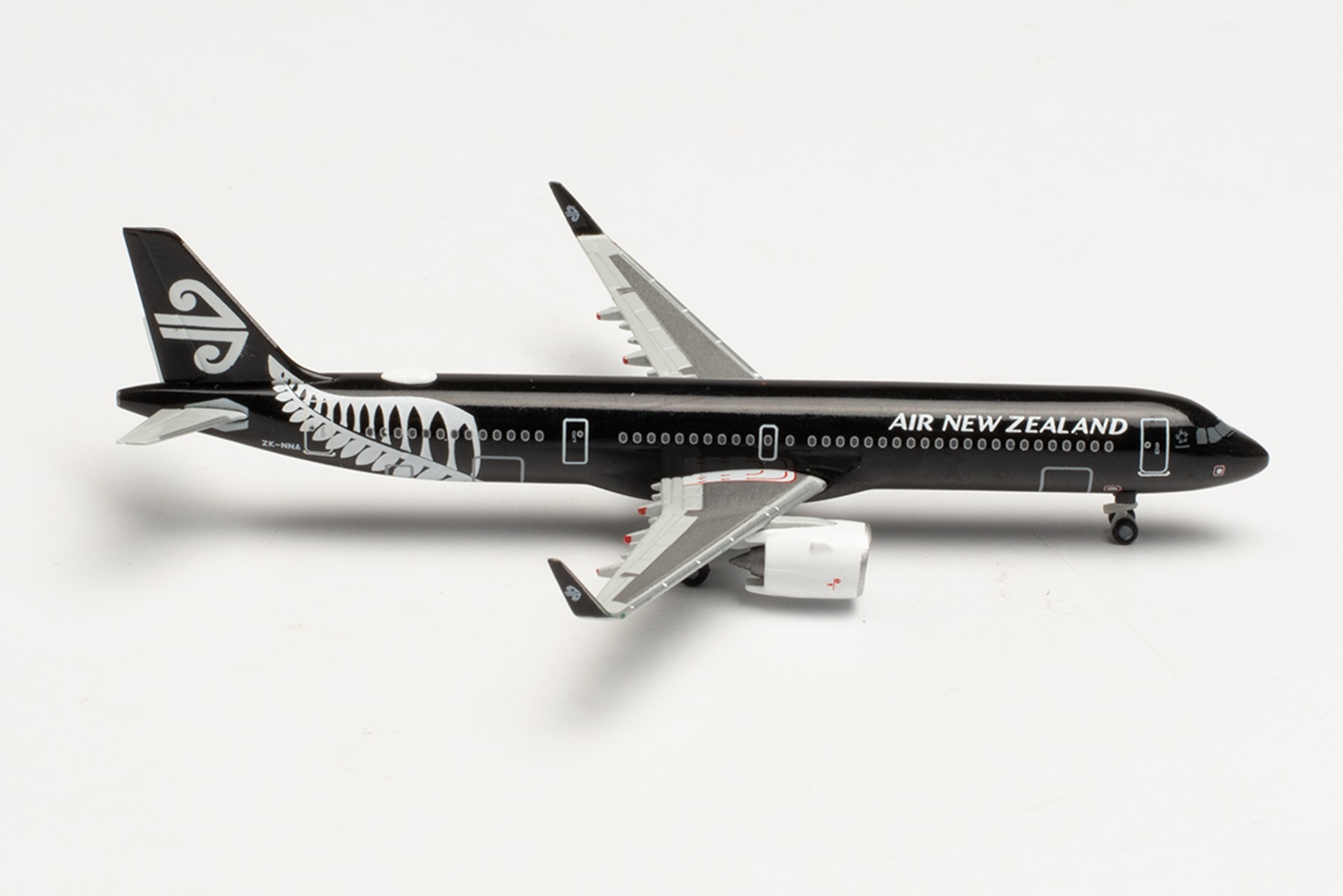 Herpa Wings 535878 - Air New Zealand Airbus A321neo - All black colors – ZK-NNA. 1:500