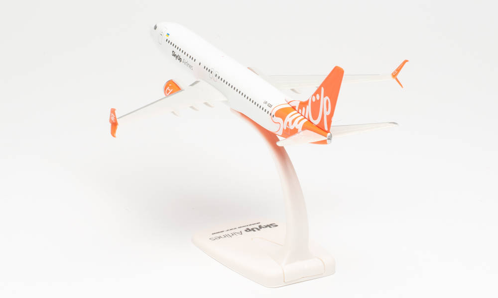 Herpa Wings Snap Fit 613187 - SkyUp Airlines Boeing 737-800 – UR-SQB. 1:200