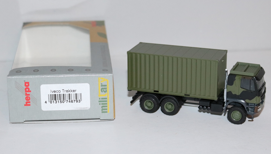 Herpa 746793 - Iveco Trakker 6x6 mit 20 ft. Container Flecktarndesign - Bundeswehr. 1:87