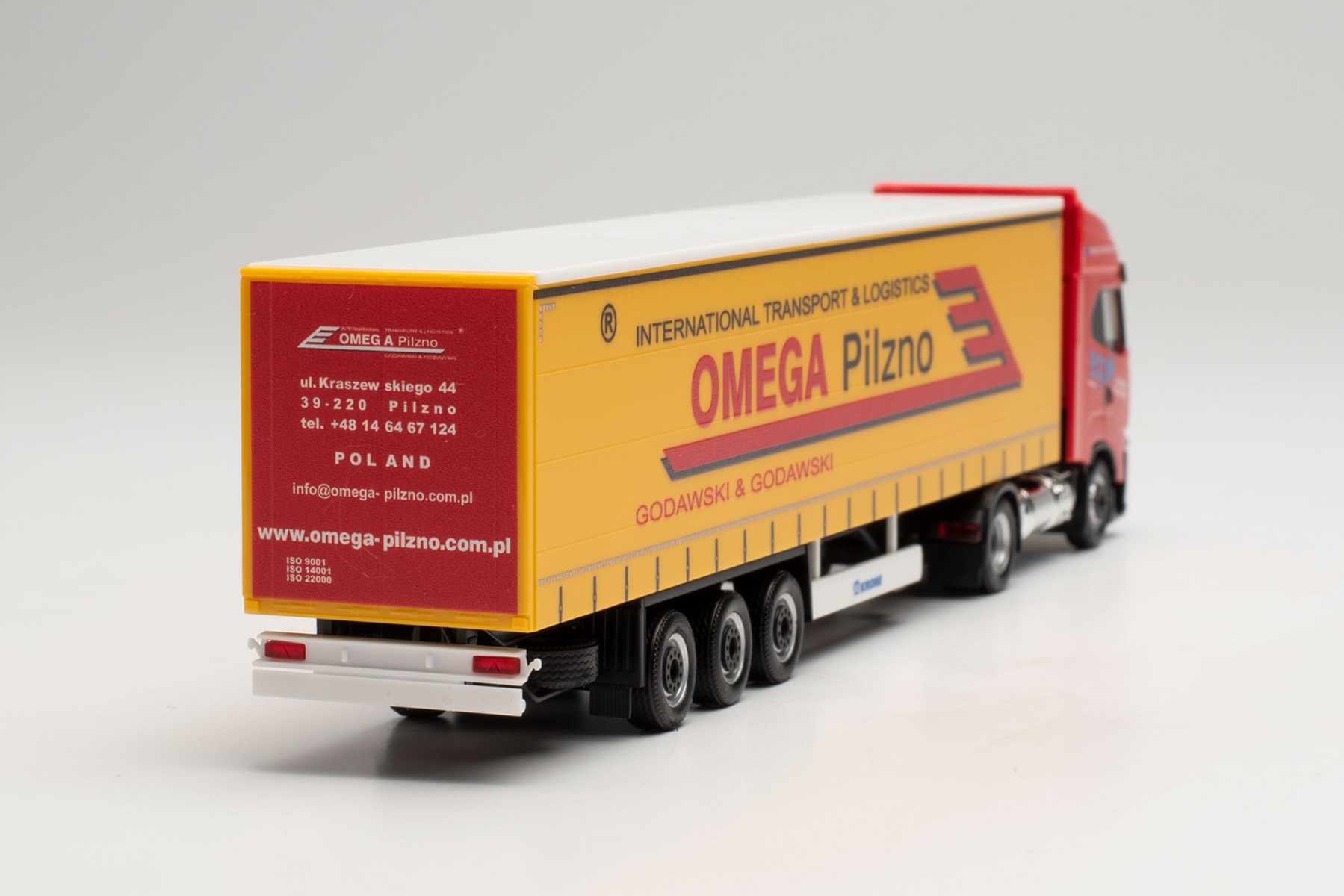 Herpa 314527 - Iveco S-Way LNG Gardinenplanen-Sattelzug - Omega Pilzno (Polen/Pilzno). 1:87