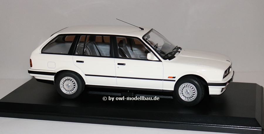 Norev 183217 -  BMW 325i Touring 1988 - weiß. 1:18.