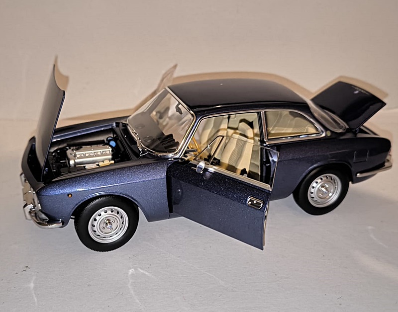 Norev 187915 | Alfa Romeo 2000 GTV | 1973 | blaumetallic | 1:18