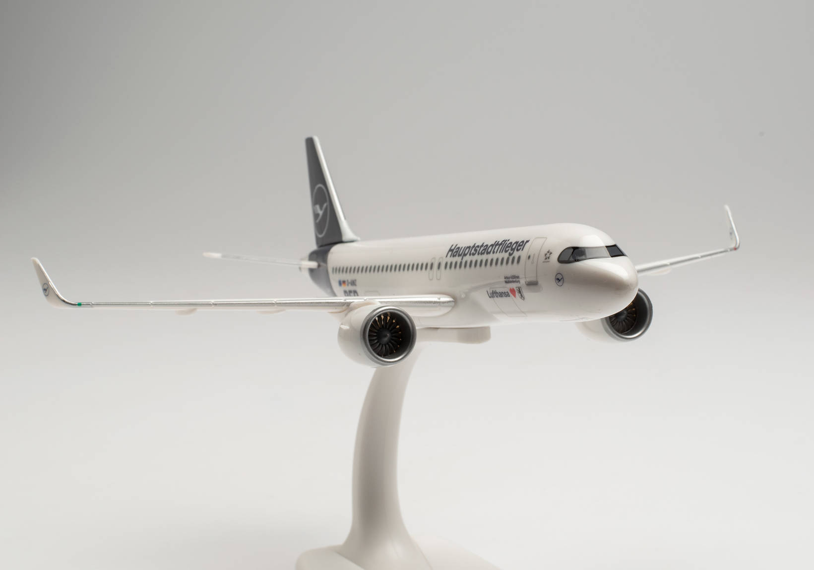 Herpa Wings Snap Fit 613156 - Lufthansa Airbus A320neo - Hauptstadtflieger. 1:200