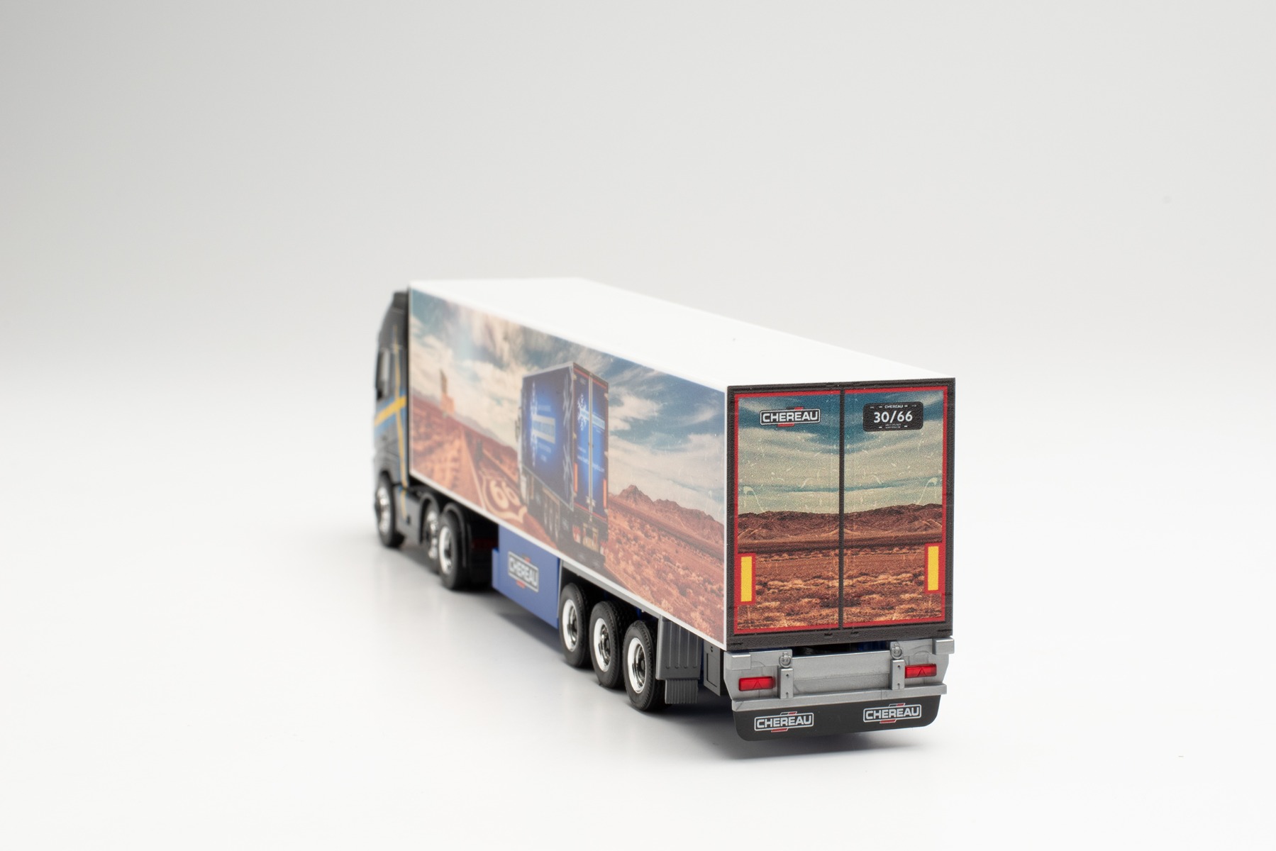 Herpa 314145 - Volvo FH Gl. XL 6×2 Kühlkoffer-Sattelzug - Hawthorns. 1:87