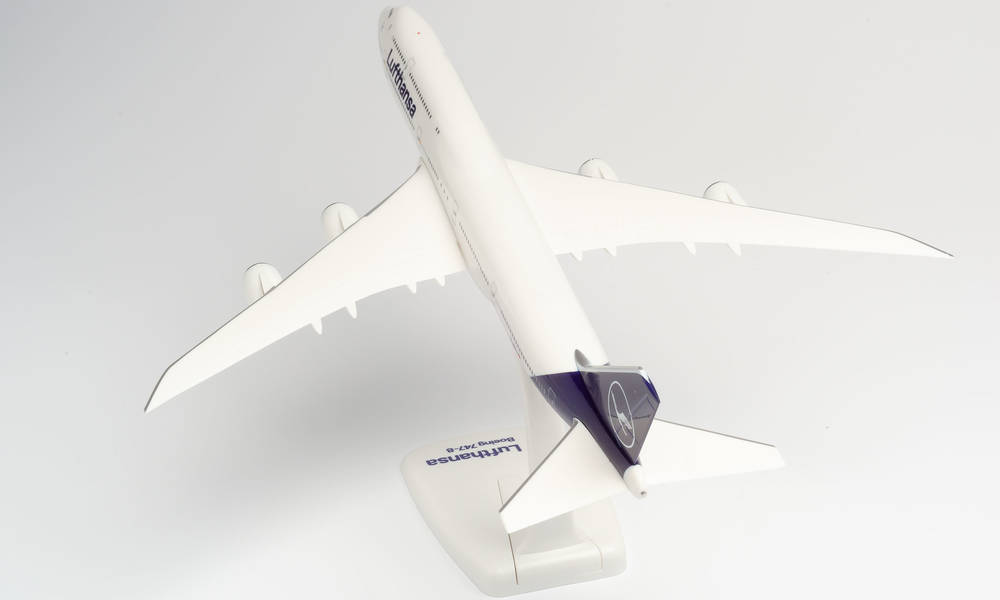 Herpa Wings SF 611930 | Lufthansa Boeing 747-8 | Intercontinental - New 2018 Colors | 1:250