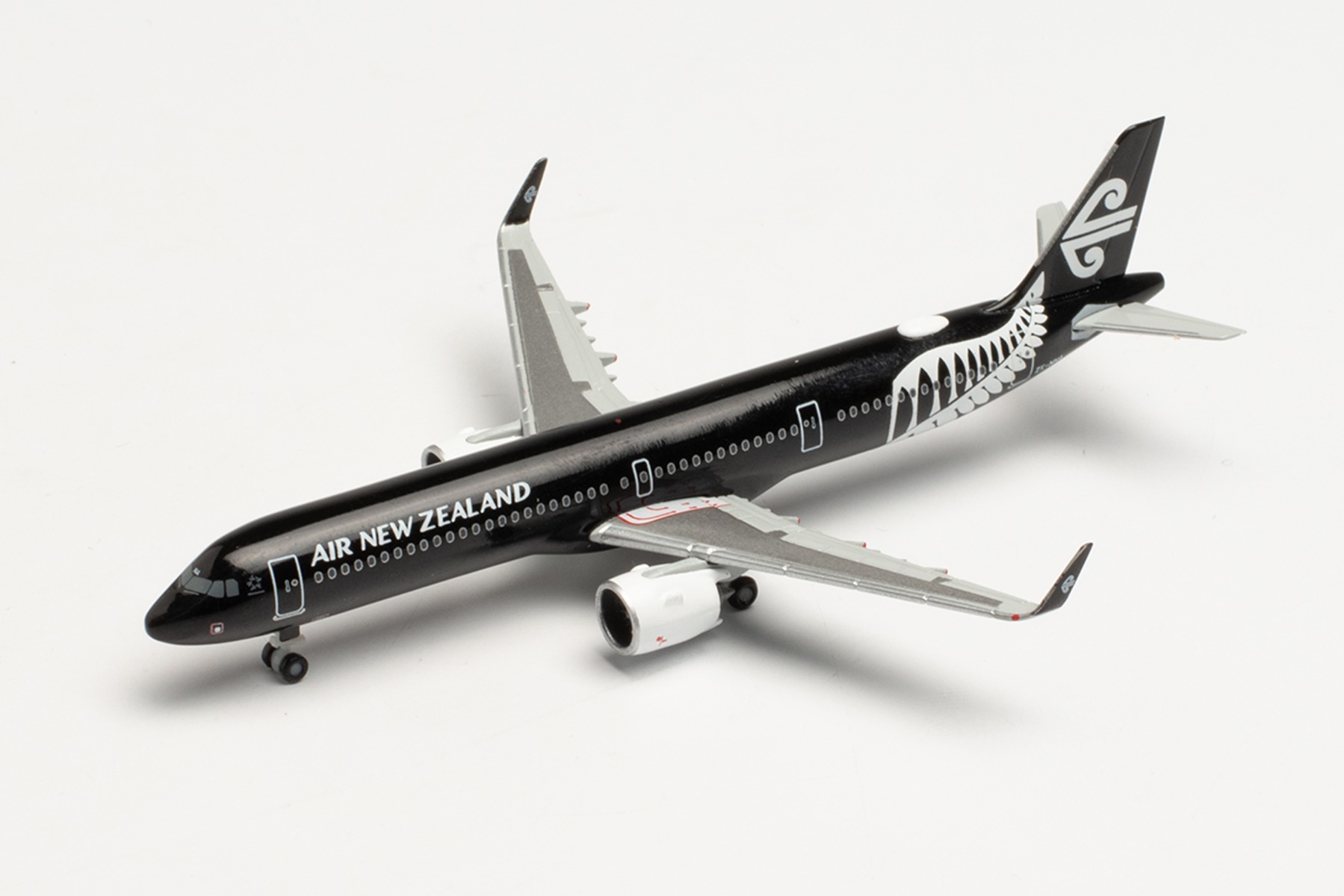 Herpa Wings 535878 - Air New Zealand Airbus A321neo - All black colors – ZK-NNA. 1:500