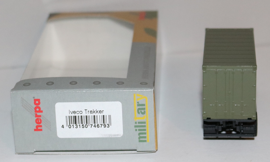 Herpa 746793 - Iveco Trakker 6x6 mit 20 ft. Container Flecktarndesign - Bundeswehr. 1:87