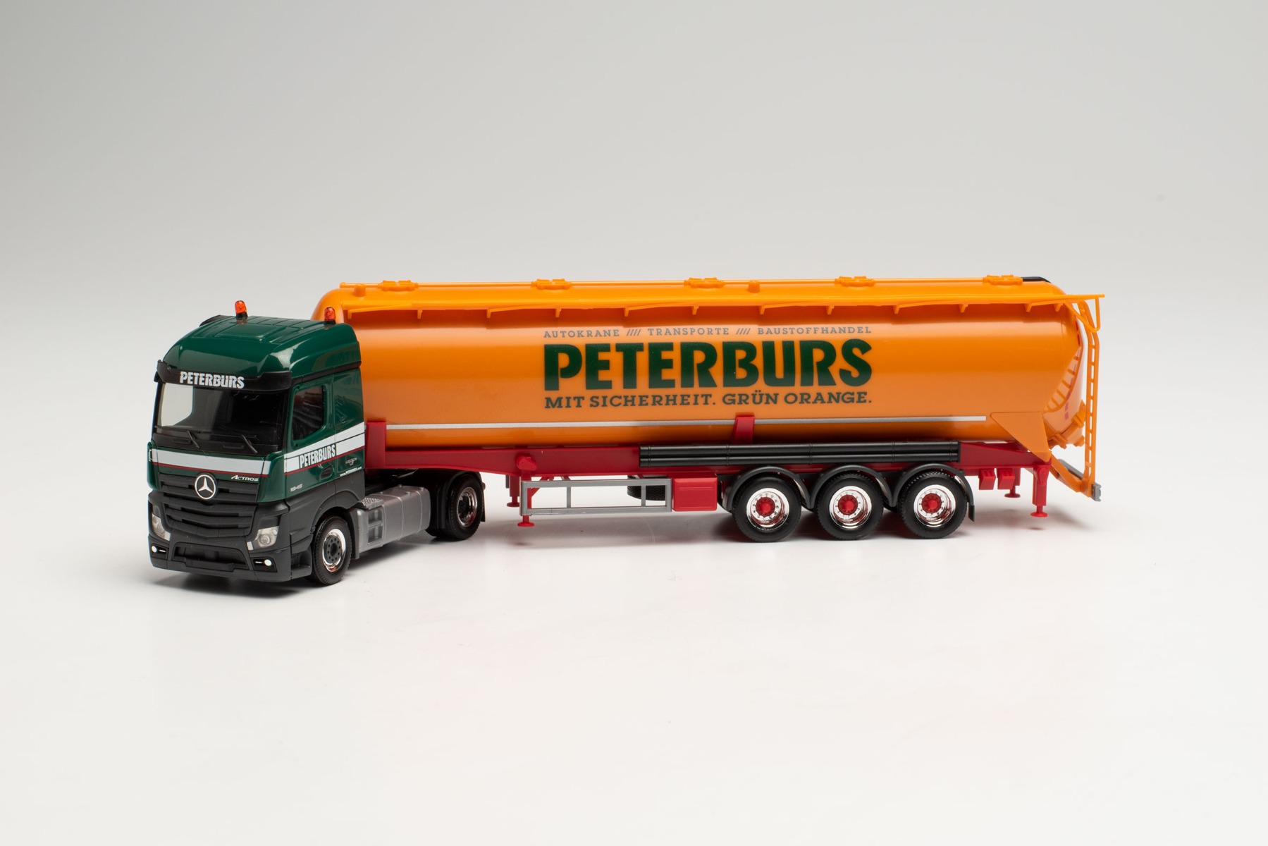 Herpa 313810 - Mercedes-Benz Actros Streamspace Silo-Sattelzug „Peterburs“ (NRW/Rheda-Wiedenbrück). 1:87