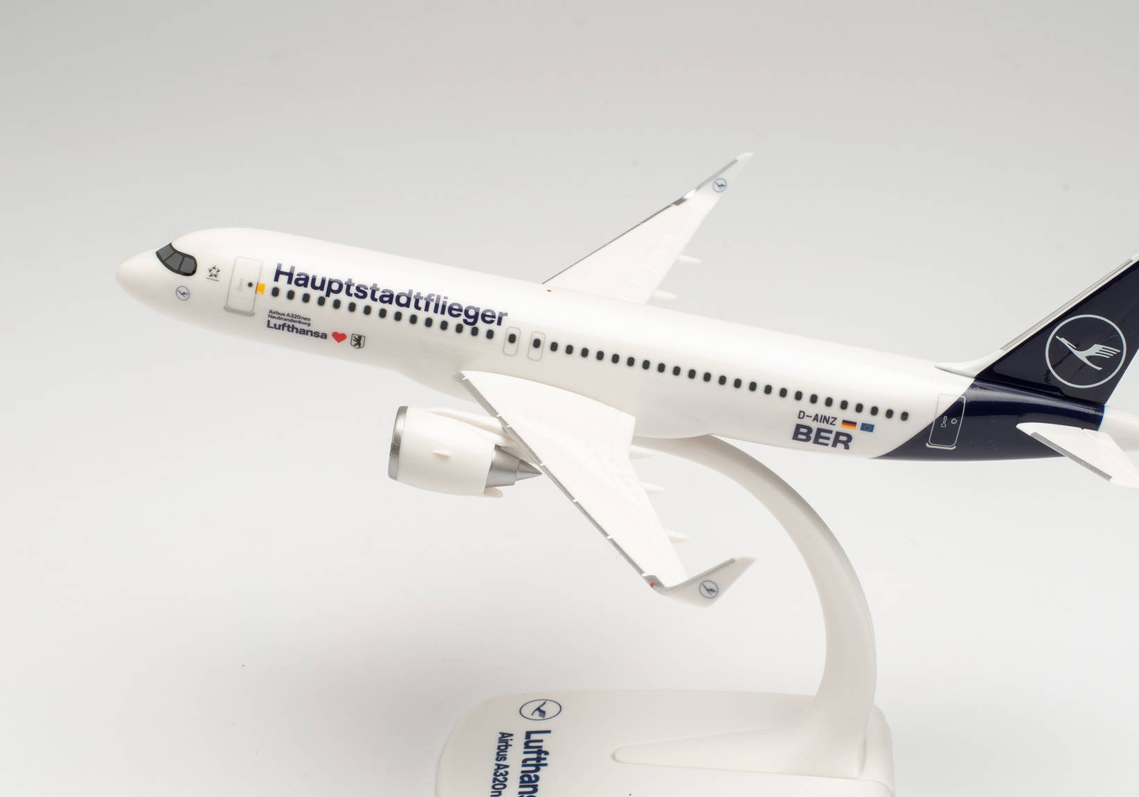 Herpa Wings Snap Fit 613156 - Lufthansa Airbus A320neo - Hauptstadtflieger. 1:200