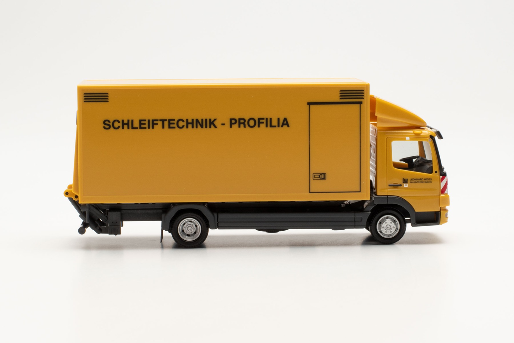 Herpa 950053 - Mercedes-Benz Atego `04 Koffer-LKW mit Ladebordwand "Leonhard Weiss Schleiftechnik Profilia". 1:87
