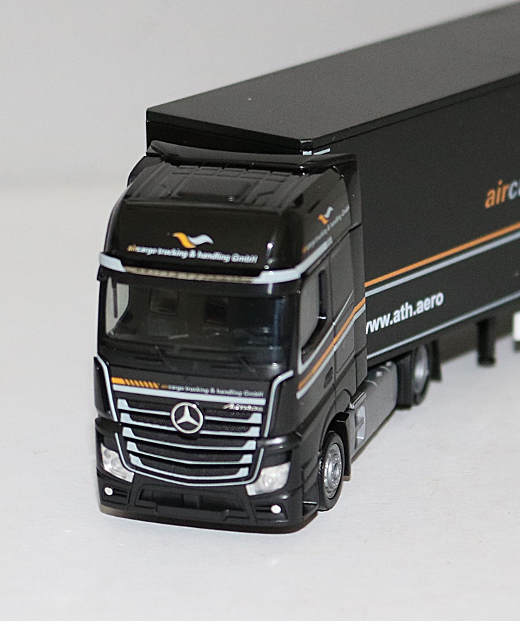 Herpa 953504 | Mercedes-Benz Actros '18 Bigspace Lowliner-Koffer-Sattelzug | aircargo trucking u. handling | 1:87