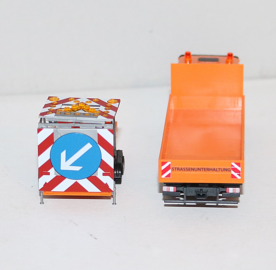 Herpa 956246 | MB Atego 13 Pritschen-LKW mit Verkehrssicherungsanhänger | Elektro Prange | 1:87