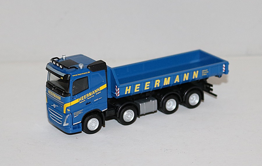 Herpa 953573 |  Volvo FH 2020 FD | Abrollmulden-LKW mit Goldhofer TU4-Anhänger | Heermann | 1:87