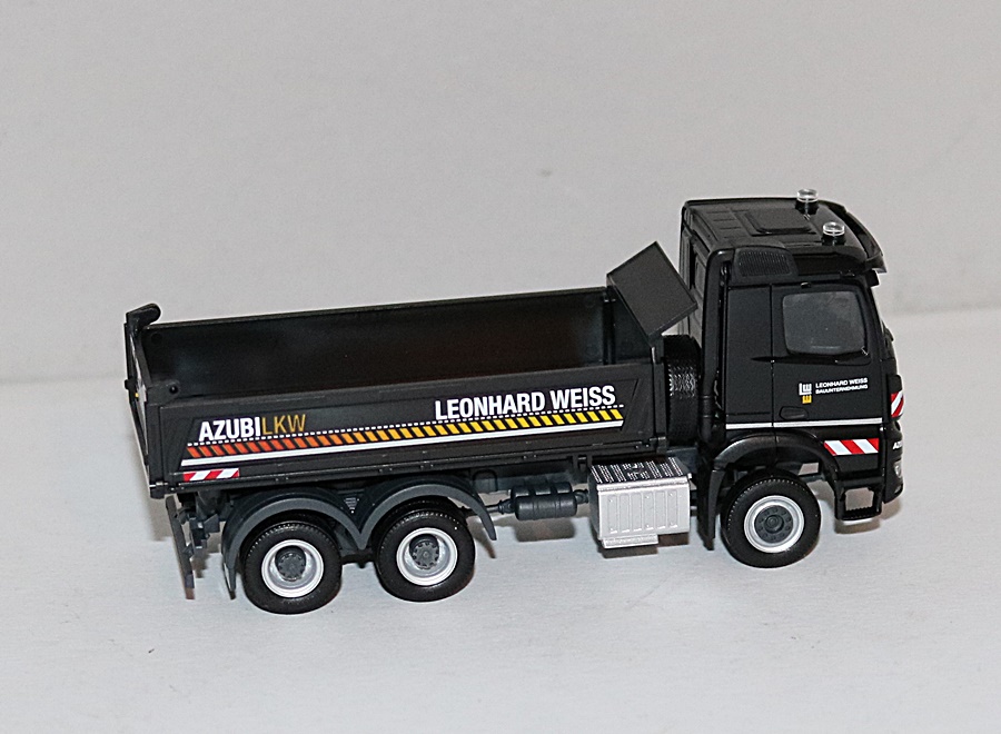 Herpa 952408 | Mercedes-Benz Arocs | Kipper 3achs | Leonhard Weiss/Ausbildung | 1:87