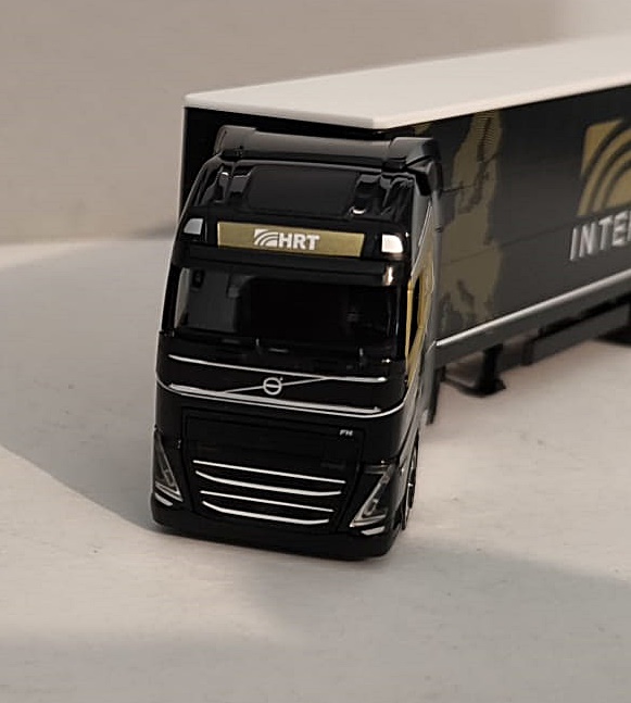 Herpa 957076 | Volvo FH Gl. XL 2020 Lowlinergardinenplanen-Sattelzug | HRT Intertrans  | 1:87