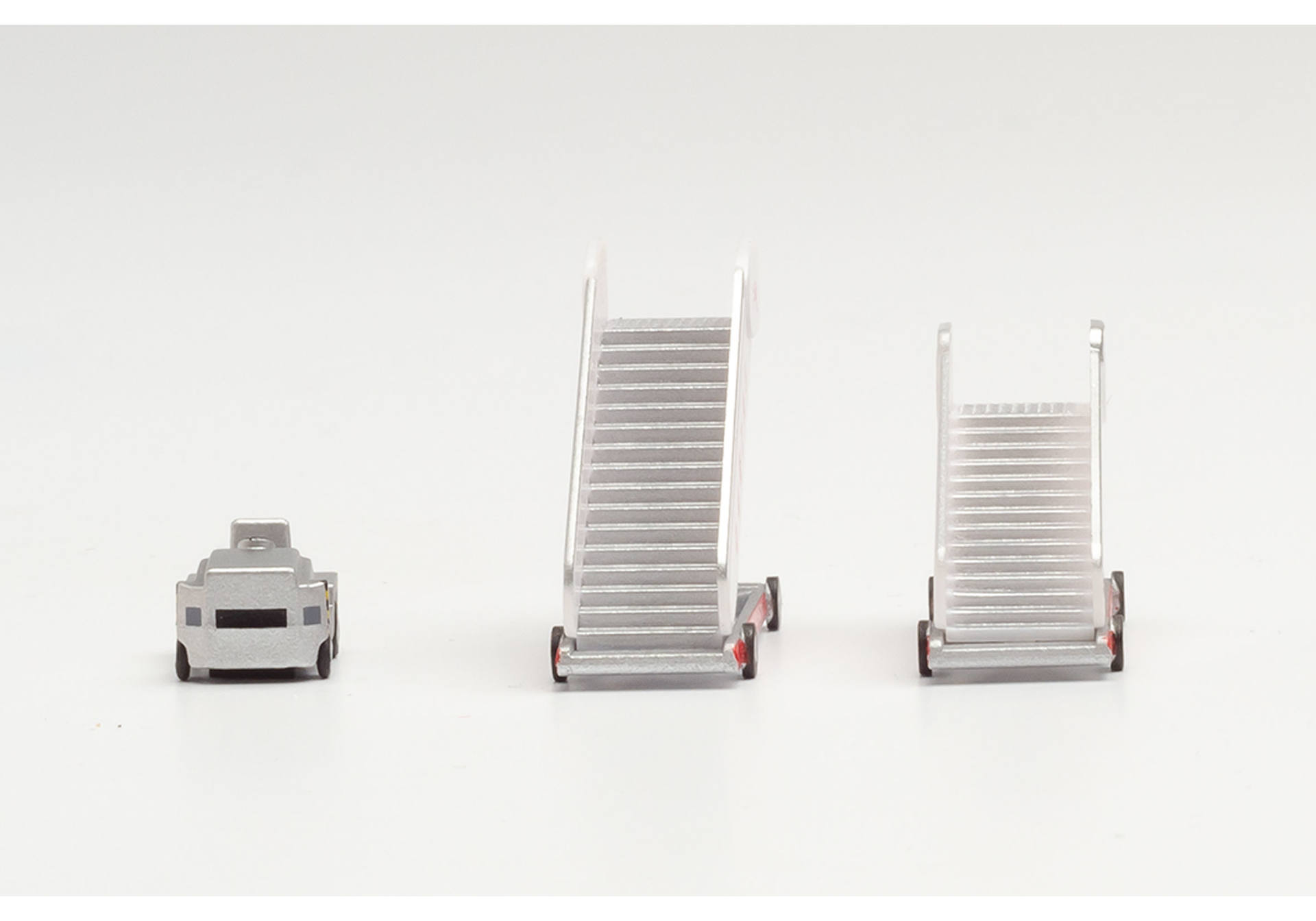 Herpa Wings Zubehör 571005 | Qantas  | Fluggasttreppen (2x) mit Zugfahrzeug (1x) | 1:200