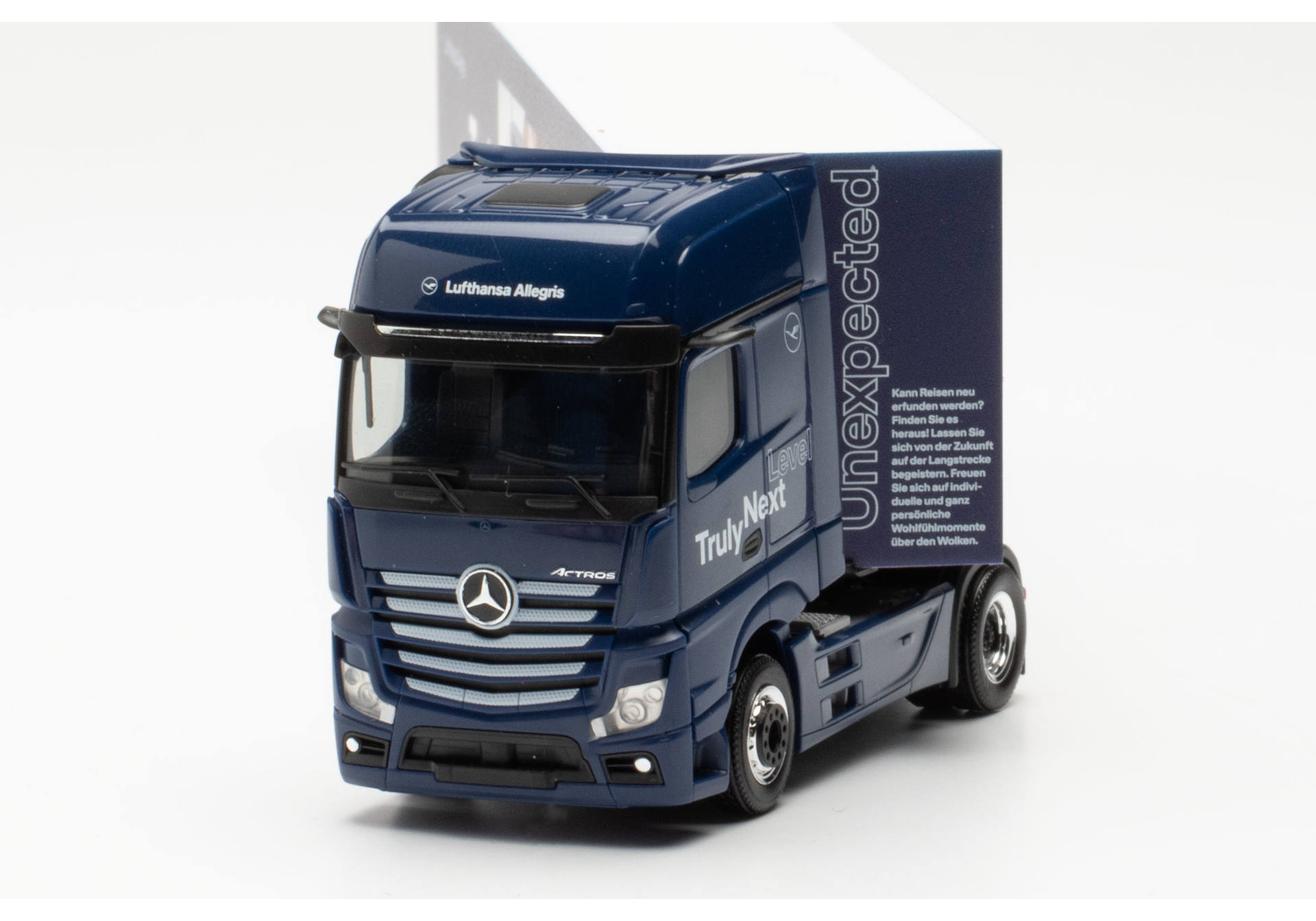 Herpa 317054 | Mercedes-Benz Actros Gigaspace Koffer-Sattelzug | Lufthansa | 1:87