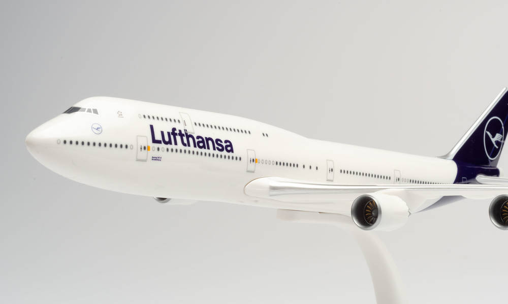 Herpa Wings SF 611930 | Lufthansa Boeing 747-8 | Intercontinental - New 2018 Colors | 1:250