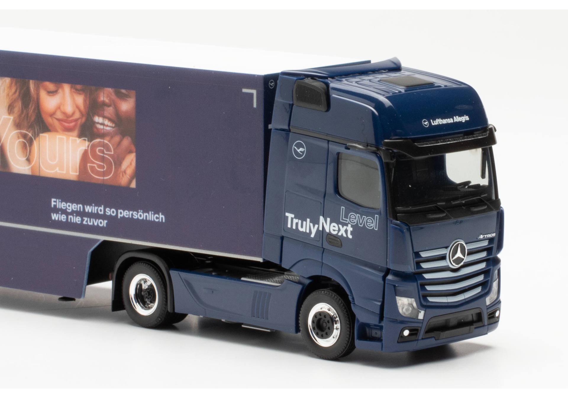 Herpa 317054 | Mercedes-Benz Actros Gigaspace Koffer-Sattelzug | Lufthansa | 1:87