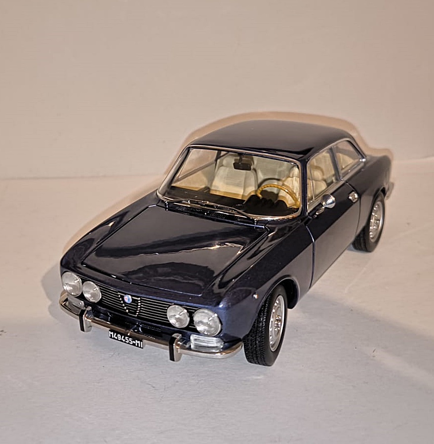 Norev 187915 | Alfa Romeo 2000 GTV | 1973 | blaumetallic | 1:18