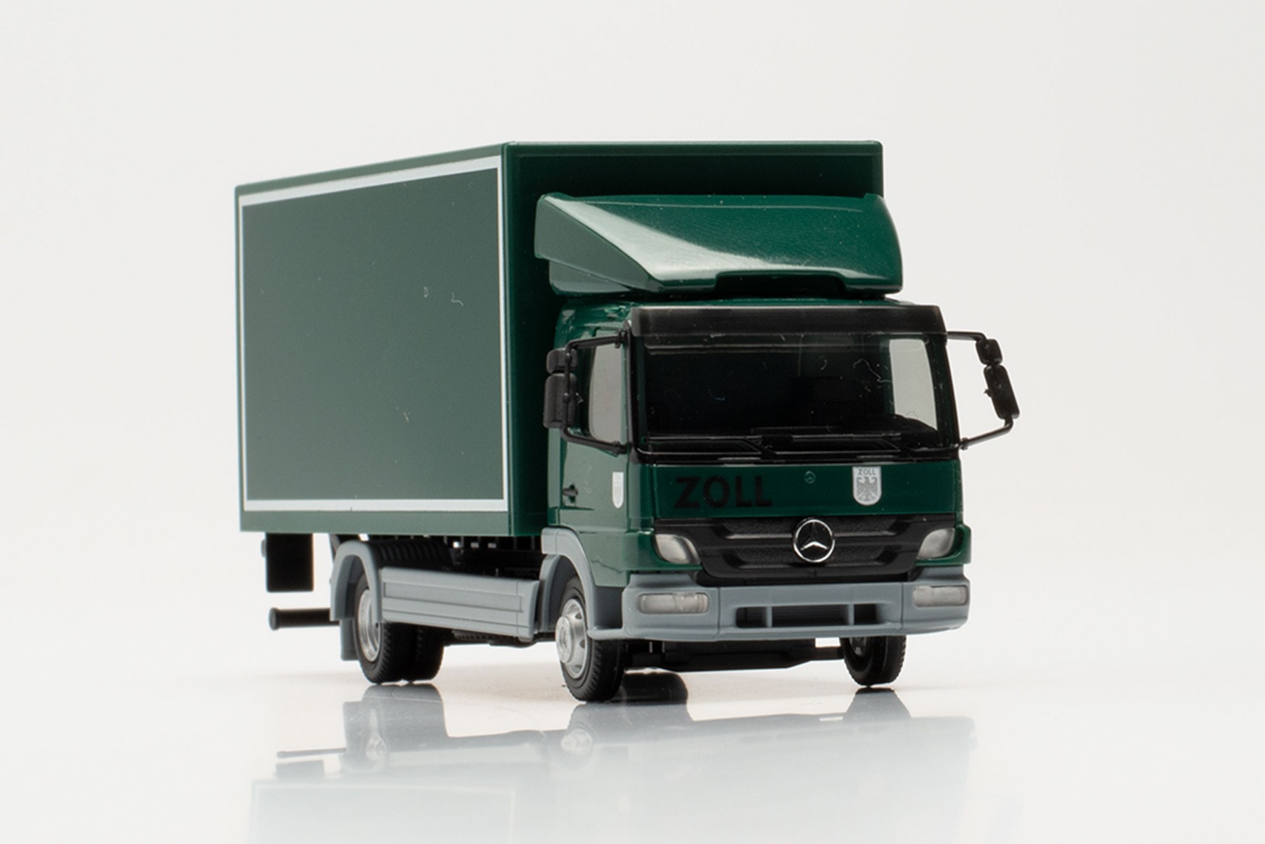 Herpa 096645 - Mercedes-Benz Atego `10 Koffer-LKW mit Ladebordwand - Zoll. 1:87