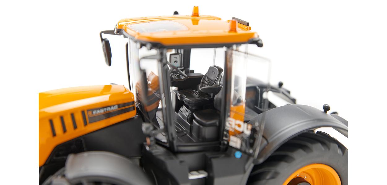 Wiking 077848 - JCB Fastrac 8330. 1:32