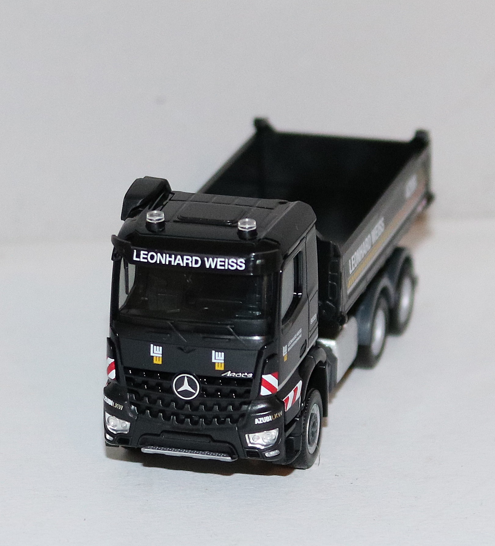 Herpa 952408 | Mercedes-Benz Arocs | Kipper 3achs | Leonhard Weiss/Ausbildung | 1:87