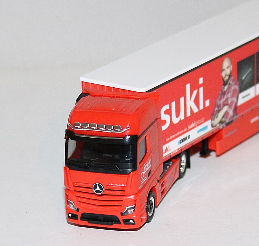 Herpa 941105 | Mercedes-Benz Actros L Gigaspace | Gardinenplanen-Sattelzug | suki/Justen | 1:87