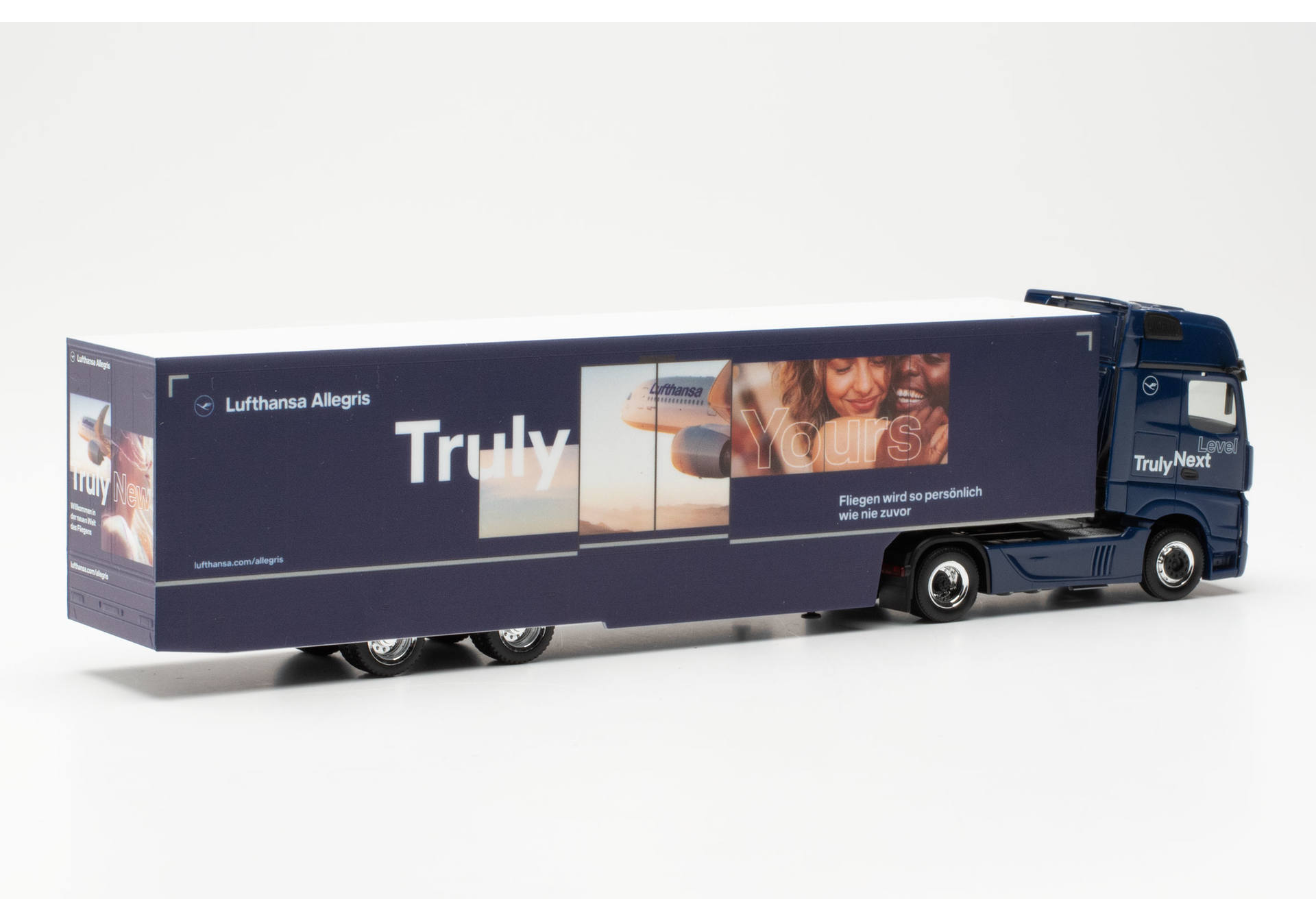 Herpa 317054 | Mercedes-Benz Actros Gigaspace Koffer-Sattelzug | Lufthansa | 1:87