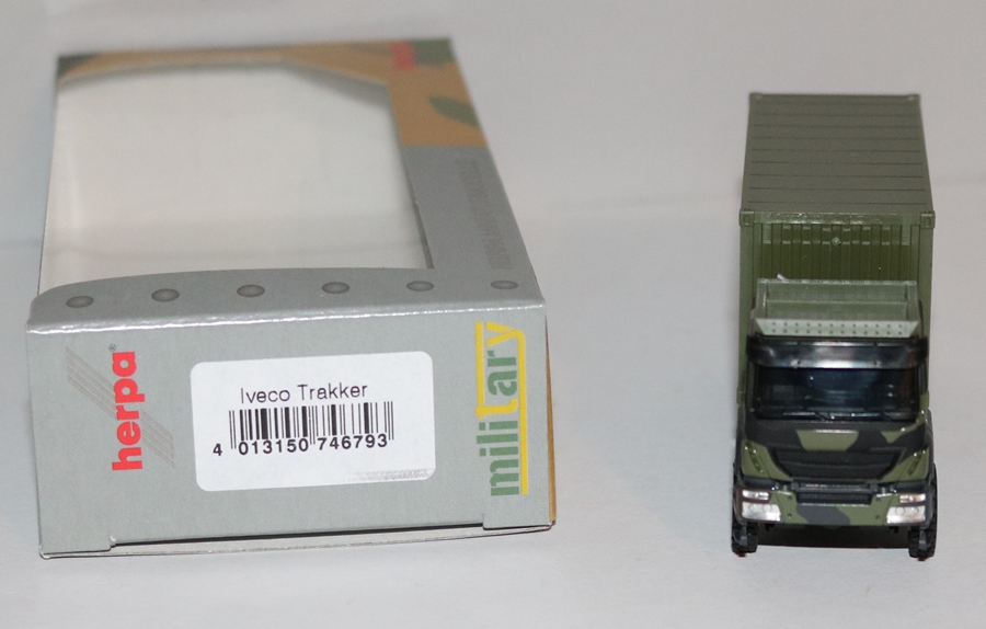 Herpa 746793 - Iveco Trakker 6x6 mit 20 ft. Container Flecktarndesign - Bundeswehr. 1:87