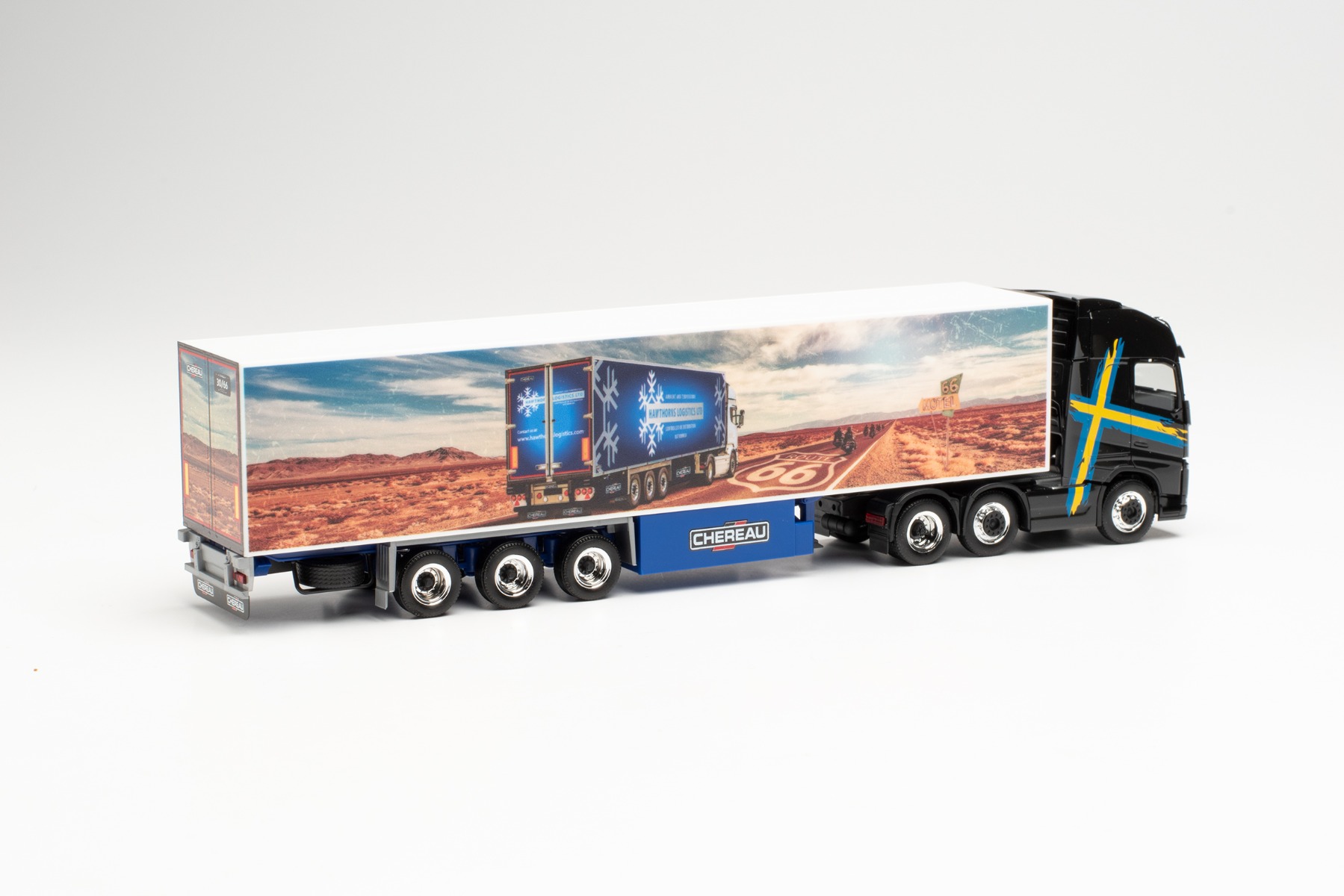 Herpa 314145 - Volvo FH Gl. XL 6×2 Kühlkoffer-Sattelzug - Hawthorns. 1:87