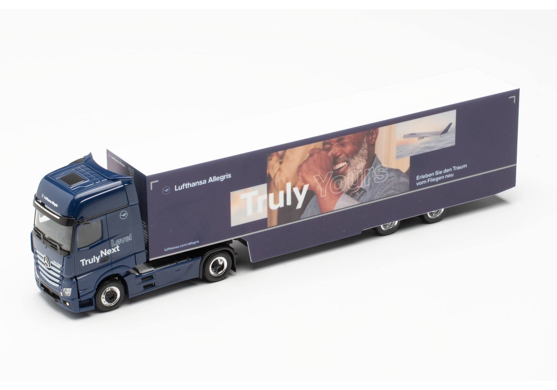 Herpa 317054 | Mercedes-Benz Actros Gigaspace Koffer-Sattelzug | Lufthansa | 1:87