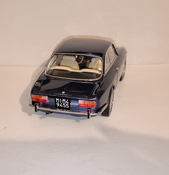 Norev 187915 | Alfa Romeo 2000 GTV | 1973 | blaumetallic | 1:18