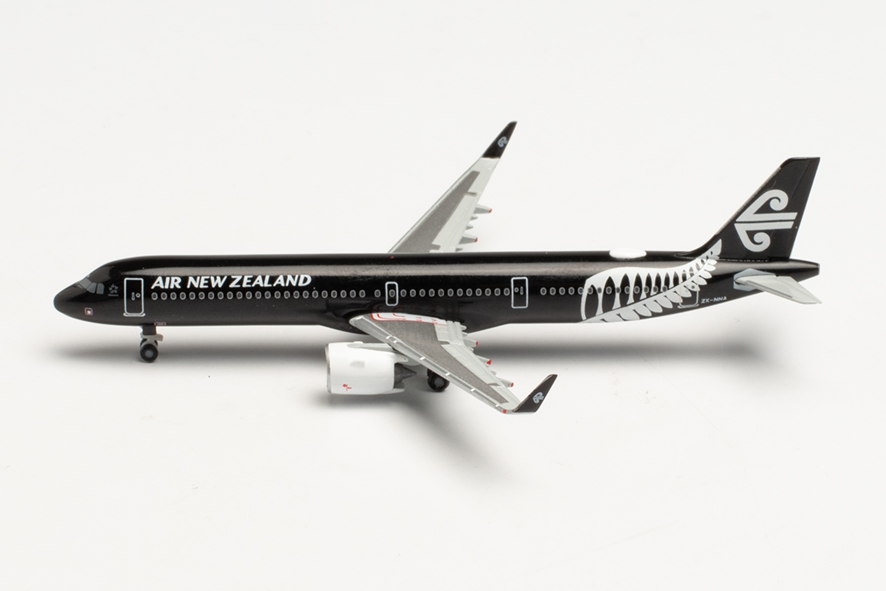 Herpa Wings 535878 - Air New Zealand Airbus A321neo - All black colors – ZK-NNA. 1:500