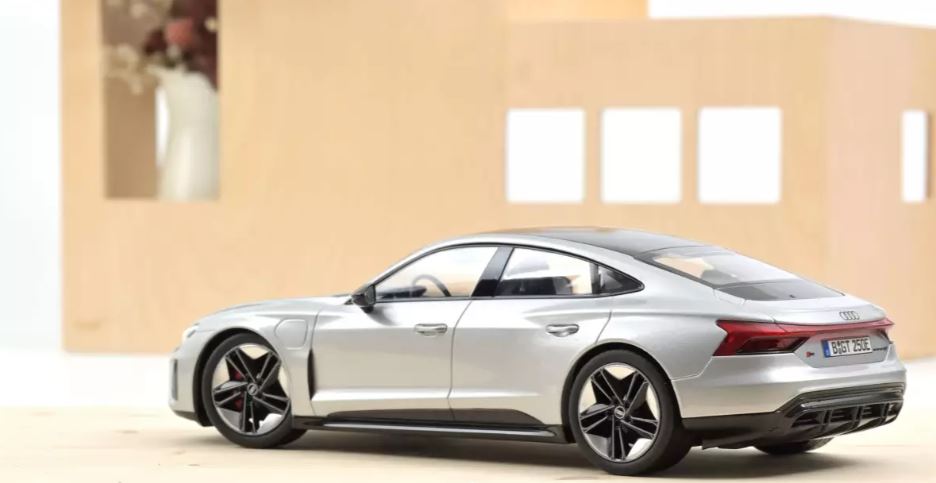 Norev 188381 | Audi RS e-tron GT | 2021 | Silber | 1:18
