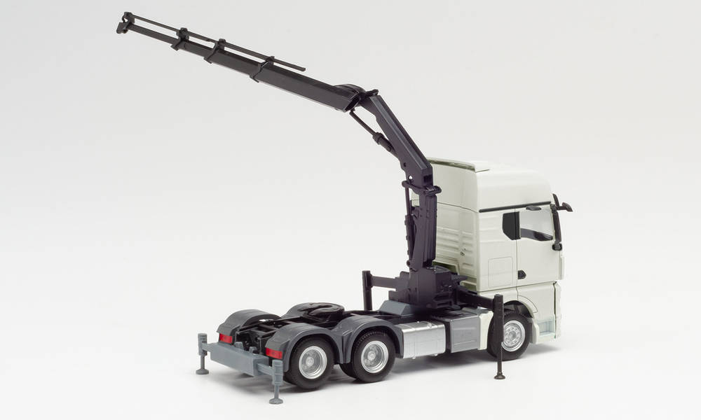 Herpa 313100 - MAN TGX GX 6x4 Zugmaschine mit Ladekran und ausfahrbaren Stützen, weiß. 1:87