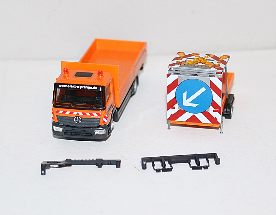 Herpa 956246 | MB Atego 13 Pritschen-LKW mit Verkehrssicherungsanhänger | Elektro Prange | 1:87