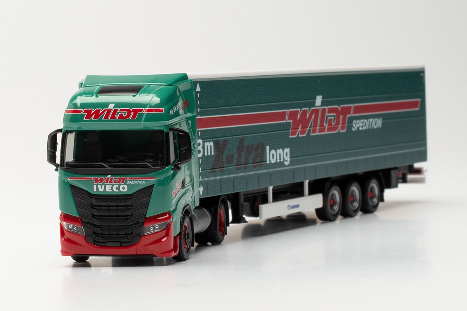 Herpa 314947 - Iveco S-Way LNG Gardinenplanen-Sattelzug 15 m - Wildt (Baden-Württemberg/Ettenheim). 1:87