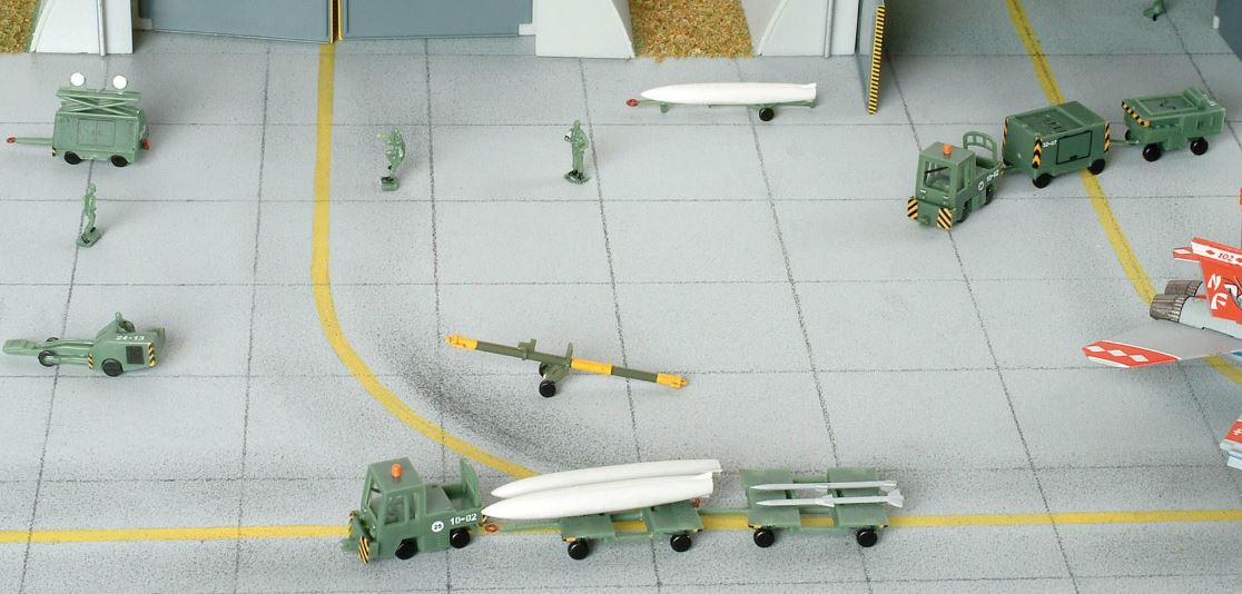 Herpa Wings Zubehör 551687 | Bodenfahrzeuge | NATO-Luftwaffenstützpunkt | 1:200