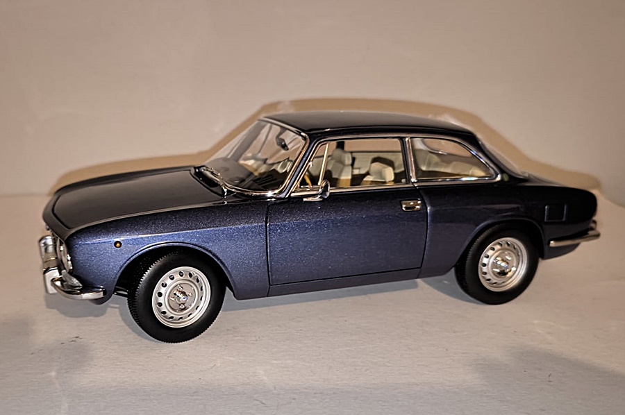 Norev 187915 | Alfa Romeo 2000 GTV | 1973 | blaumetallic | 1:18