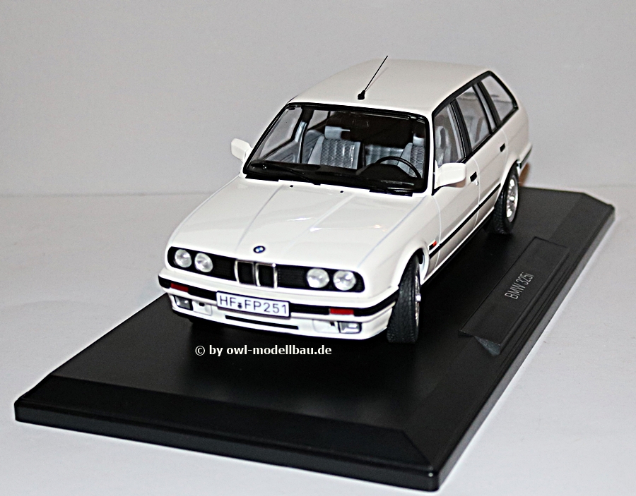 Norev 183217 -  BMW 325i Touring 1988 - weiß. 1:18.