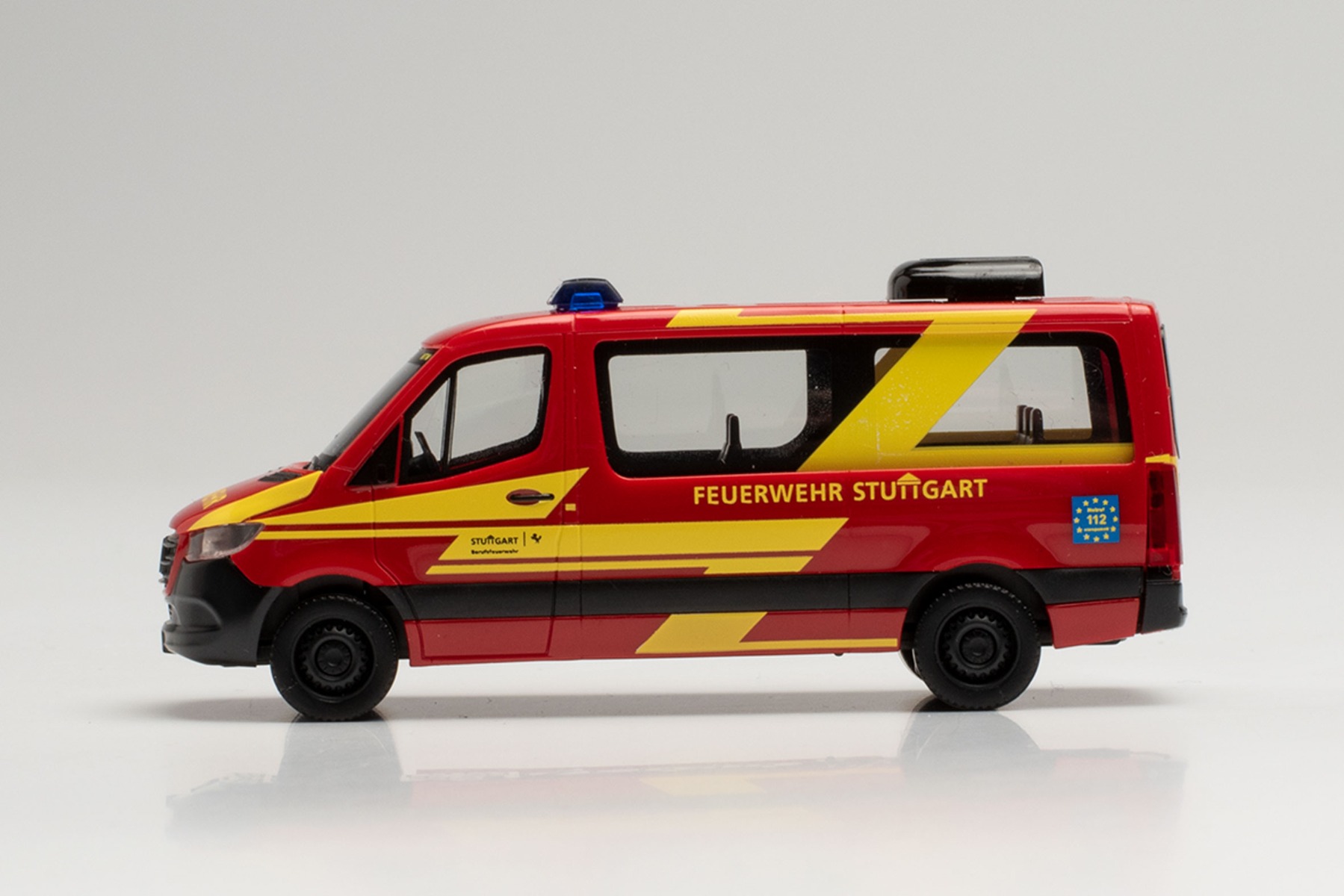 Herpa 945141 - Mercedes-Benz Sprinter `18 Flachdach Bus - MTW Feuerwehr Stuttgart. 1:87